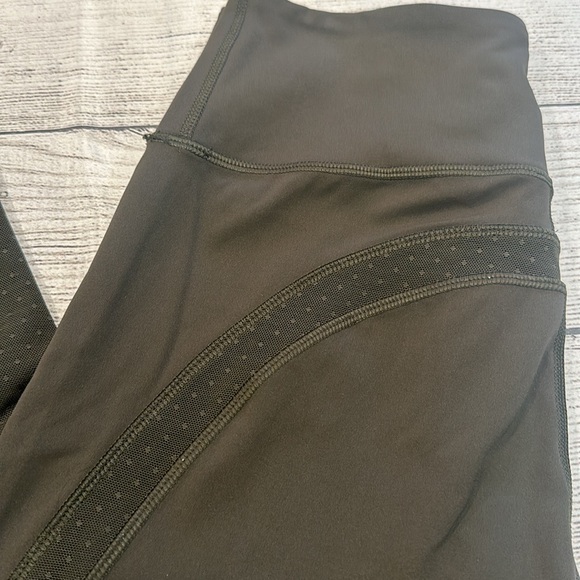🍋Women’s Lululemon Revitalize 21” Crop size 6🍋 - Picture 2 of 15